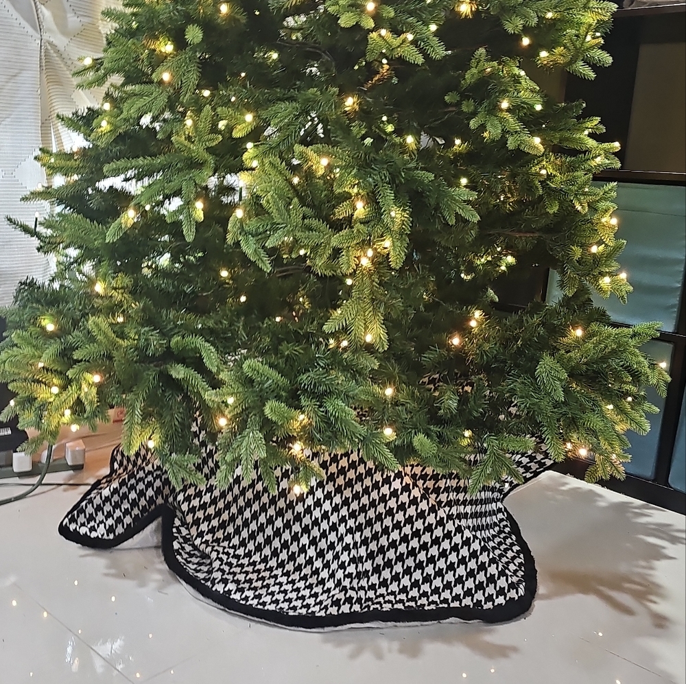 Black and white Houndstooth tree skirt